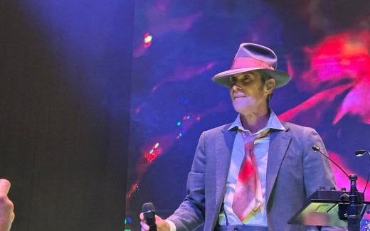 Yikes, This Video Proves Maybe Perry Farrell Should Have Used Backing Tracks…